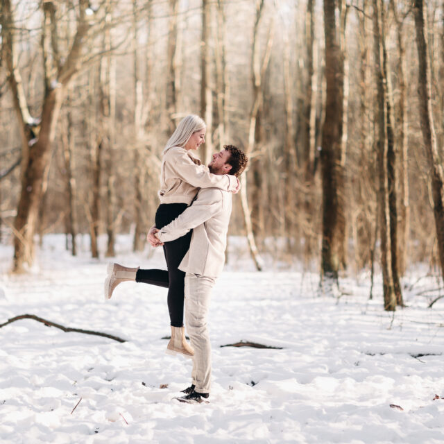 love shoot couple in sneeuw urkerbos