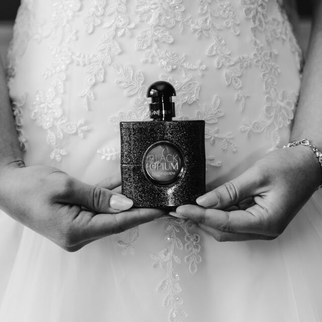 zwart/wit foto van bruid met parfum fles