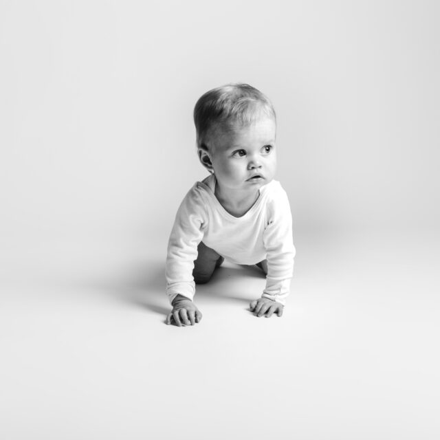 studio portret fotografie van een klein meisje. Zwart/wit foto